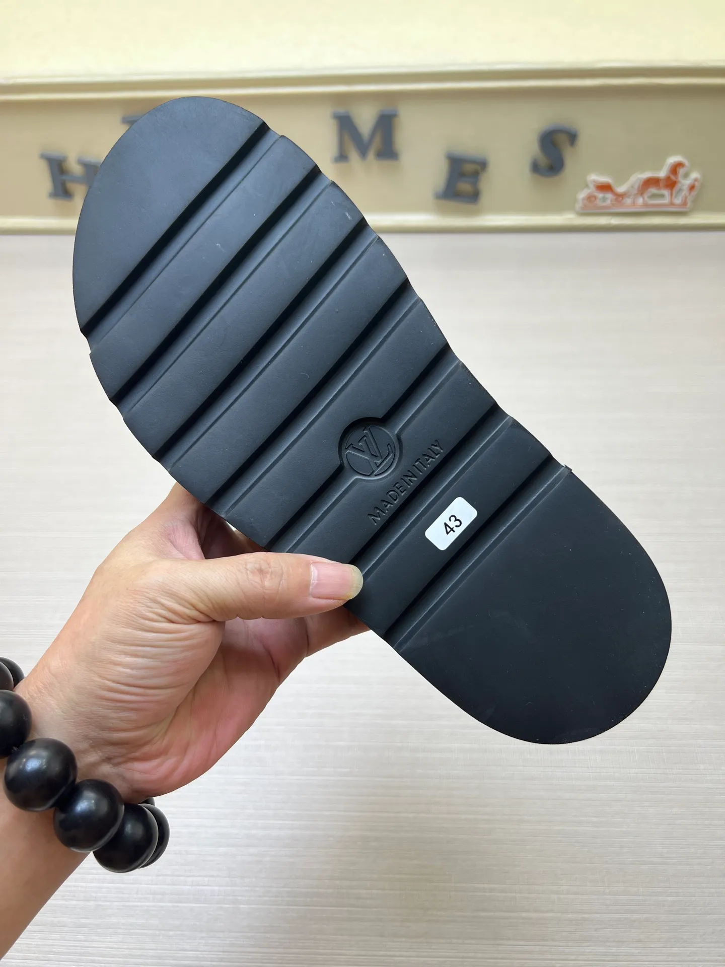 Factory price: 360💰【LOUIS VUITTON】Louis Vuitton, LV printing, men's and women's slippers are on the market, drawer box packaging with cloth bag, card, the upper pattern looks very soft and waxy, super versatile leg slimming artifact. Fabric: imported denim/canvas/old fabric, LV hardware LOGO, official website pattern printing, comfortable to wear, foot pads: high elastic men's shoes💰U water table. Sole: foam sole, heel height: about 5cm. Code number: 35-46, 35, 45, 46 are custom-made and non-returnable. Color: multiple colors and styles available.